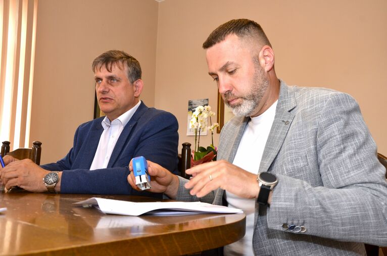 burmistrz Leszek Michalak i zastępca burmistrza Przemysław Sikora podposują umowę