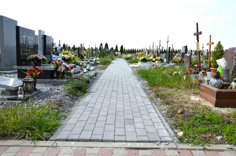 Budowa alejek na cmentarzu komunalnym w Żarowie