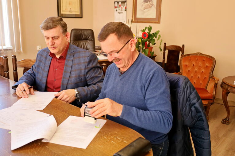 Burmistrz Leszek Michalak podpisuje umowę na