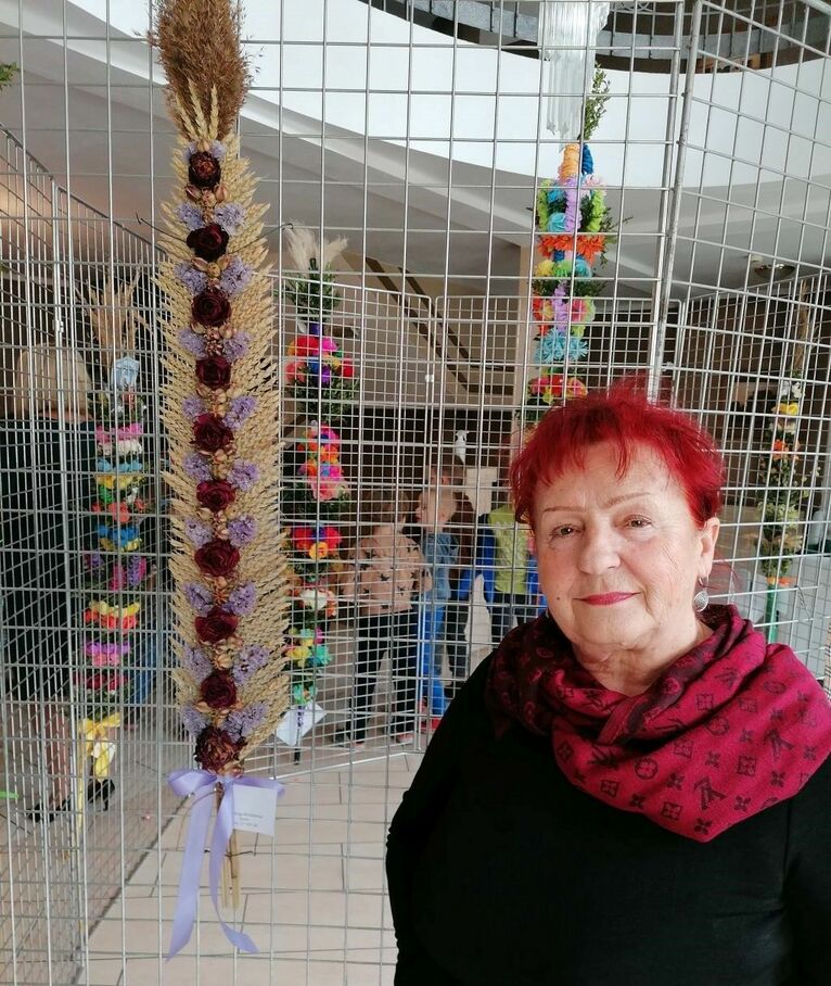 Pani Jadwiga na zdjęciu ze swoją nagrodzoną w konkursie palmą wielkanocną