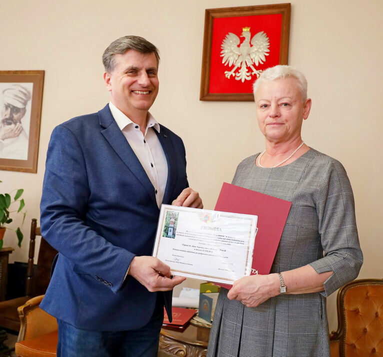 Burmistrz Leszek Michalak wręcza promesę Urszuli Ganczarek z Koła Gospodyń Wiejskich 