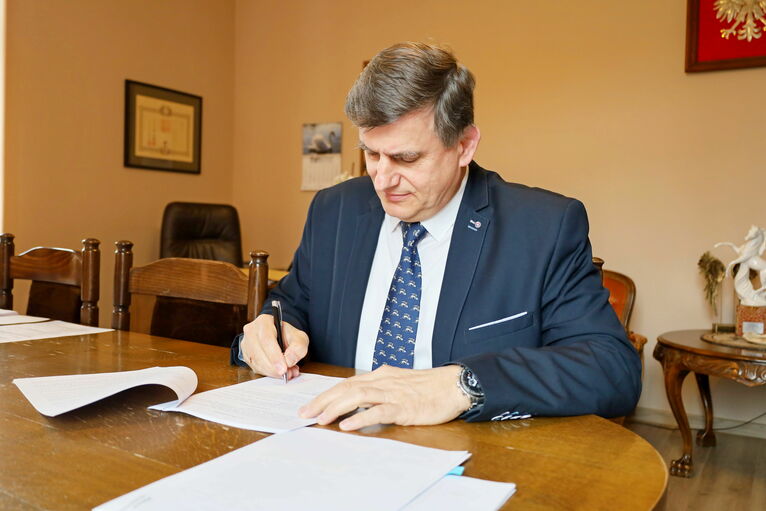 burmistrz Leszek Michalak podczas podpisania umowy