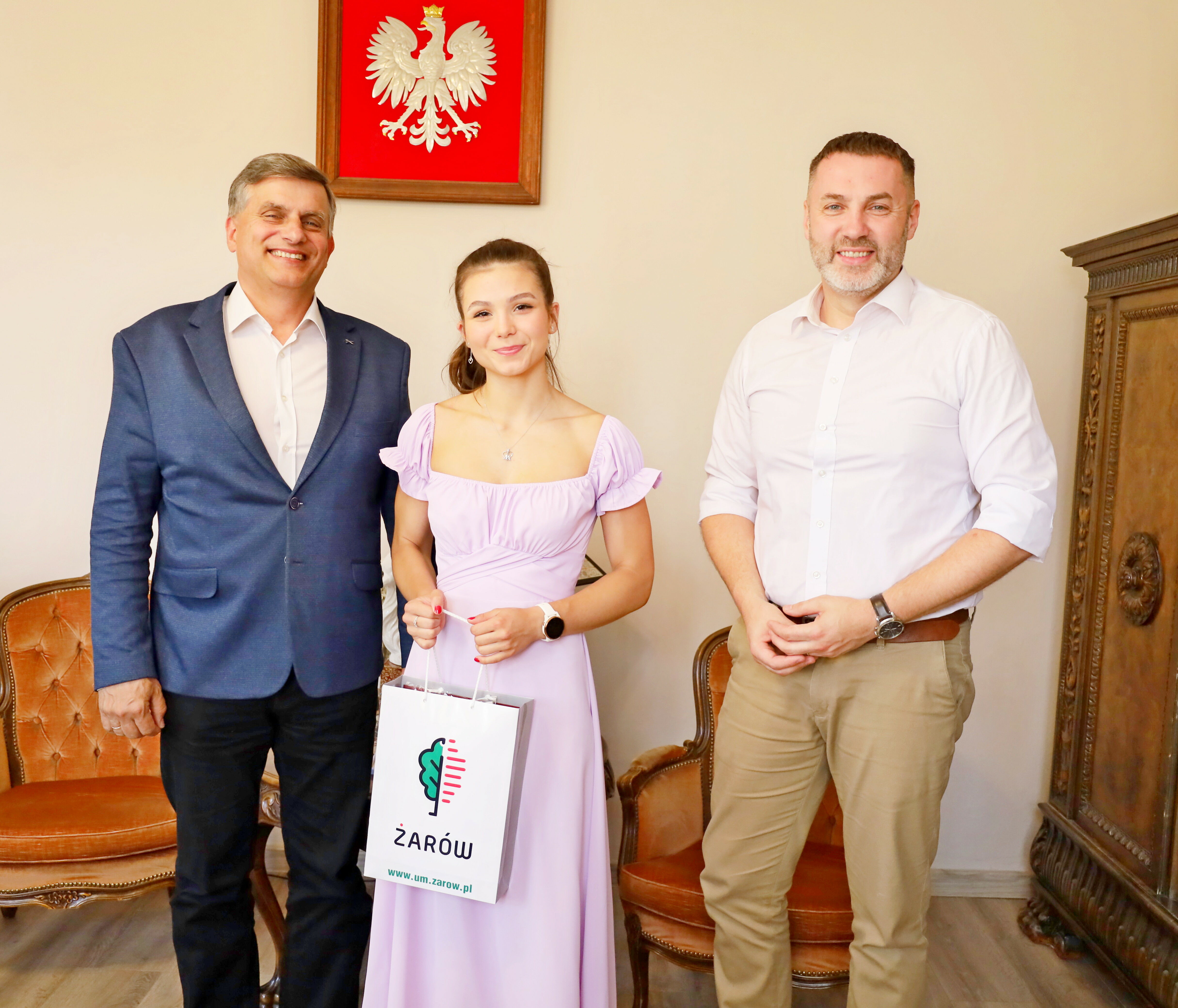 Martyna Janaszek wraz z burmistrzem Leszkiem Michalakiem i zastępcą burmistrza Przemysąłwem Sikorą