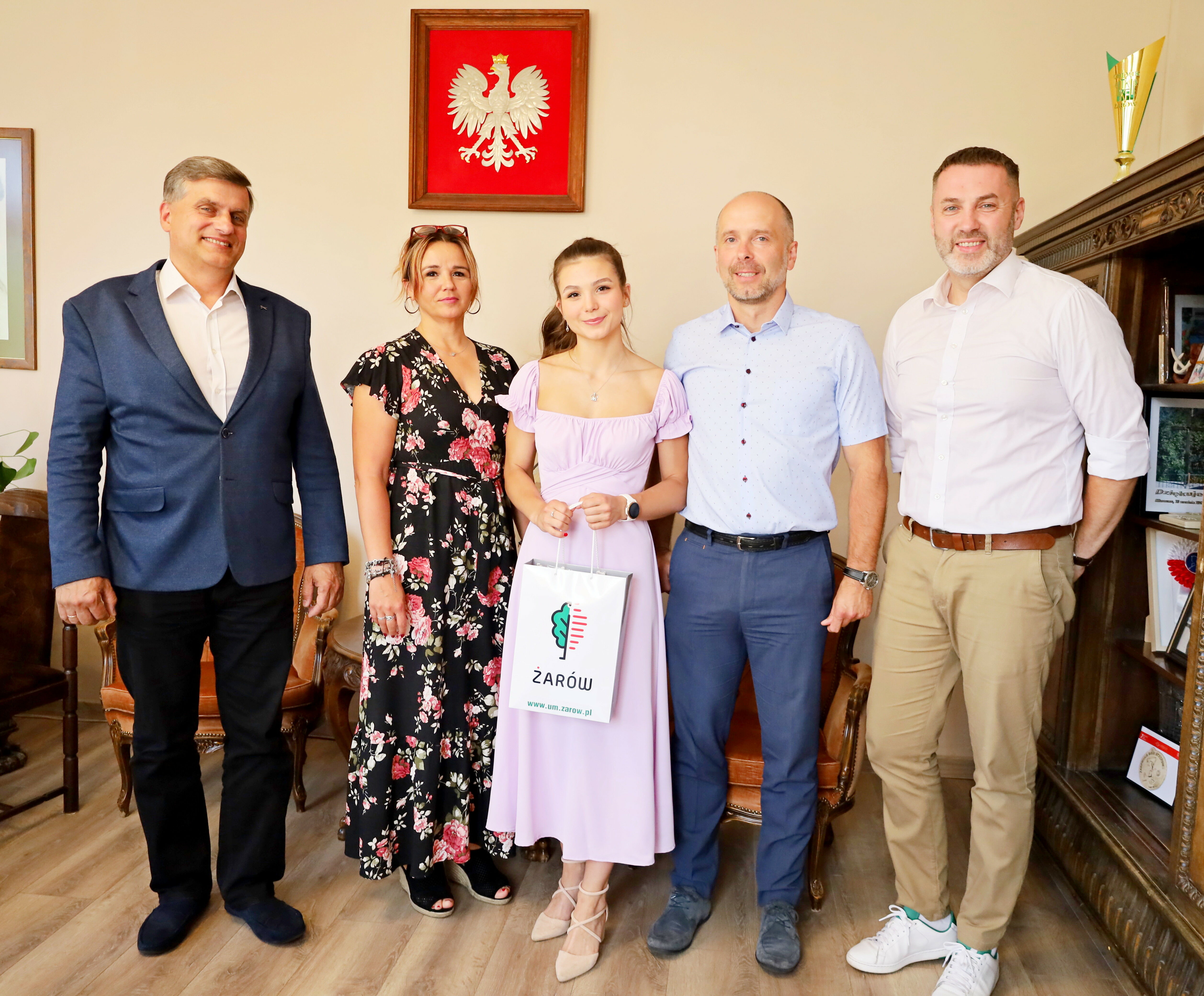 Martyna Janaszek z rodzicami i burmistrzami