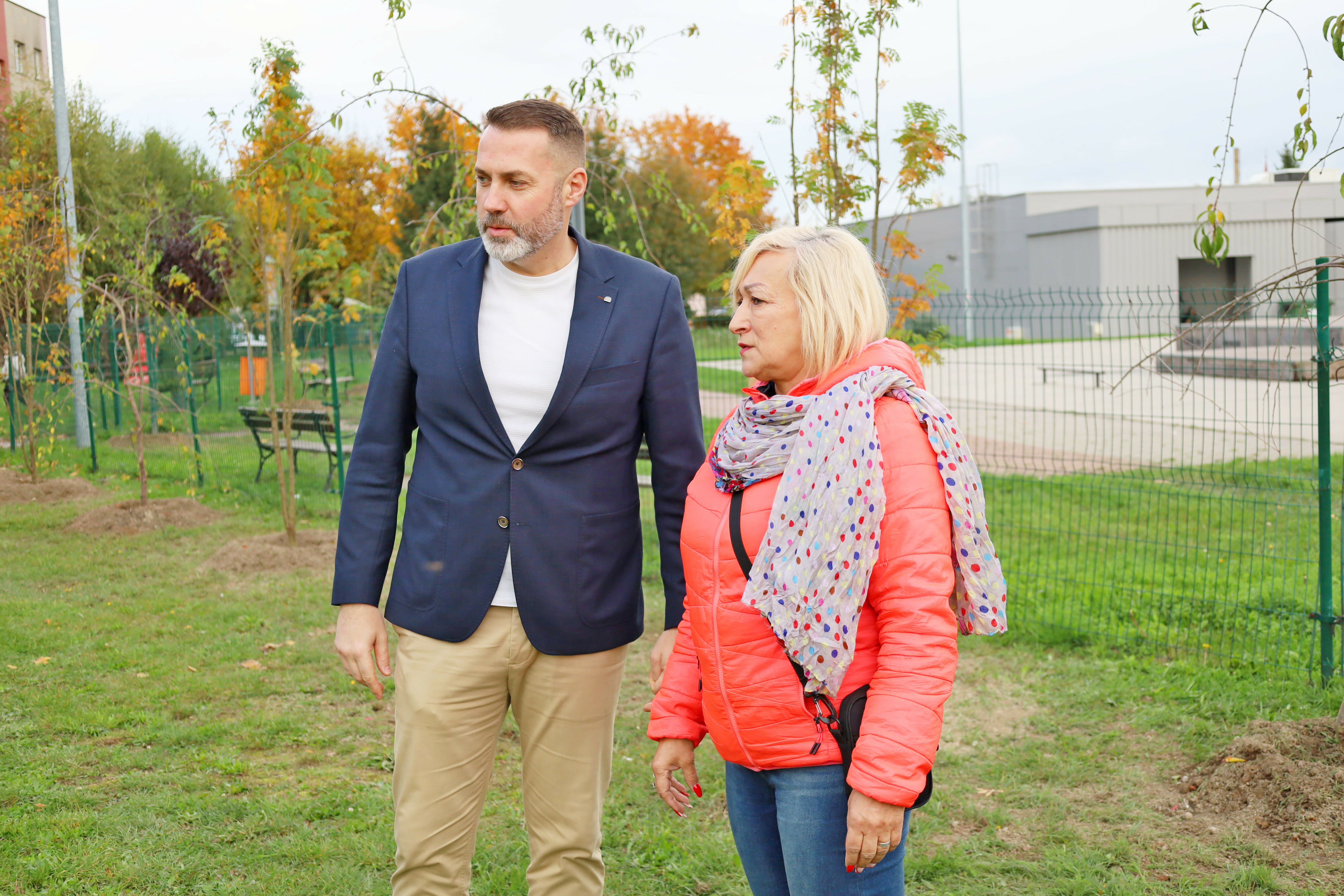 Zastępca Burmistrza Przemysław Sikora i radna Anna Żurek podczas oględzin terenu przy ul. Łokietka w Żarowie