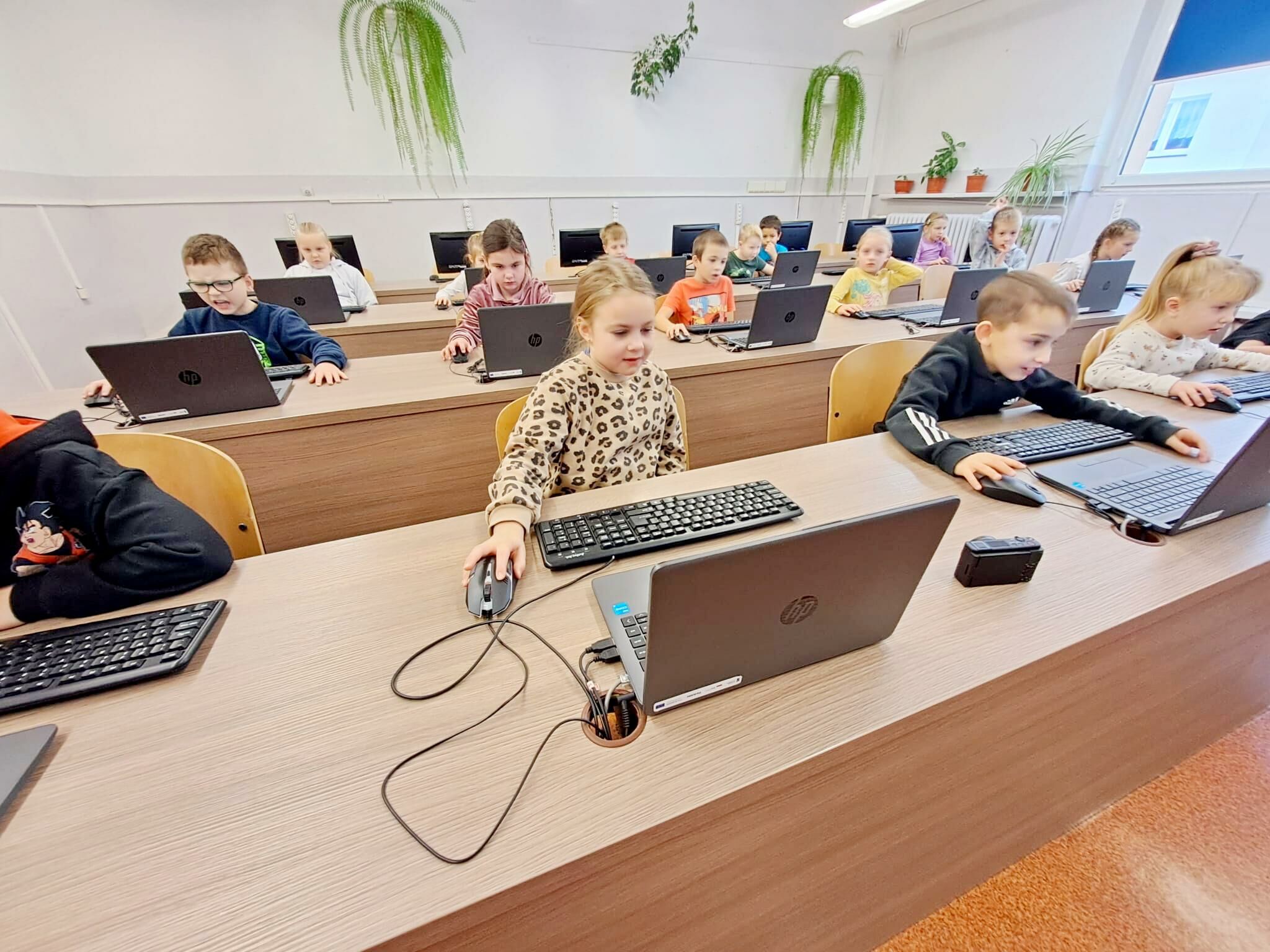 Uczniowie SP Żarów w pracowni komputerowej